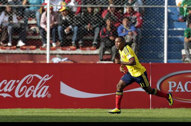 Reuters - Dorlan Pab&#243;n abri&#243; la cuenta para los colombianos a los 48 al definir con un remate cruzado tras una displicente marca de la zaga boliviana.