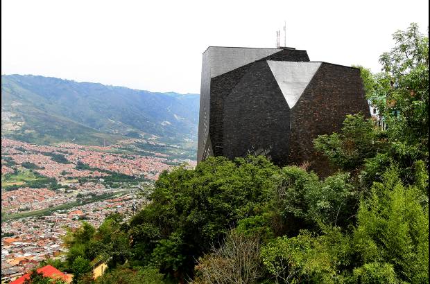 FOTO EL COLOMBIANO - Espacios dise&#241;ados para contribuir a la transformaci&#243;n de la ciudad desde los &#225;mbitos educativo, cultural y social. En los parques biblioteca convergen distintas instituciones en un mismo espacio para generar tejido social y plantear un nuevo estilo de convivencia.