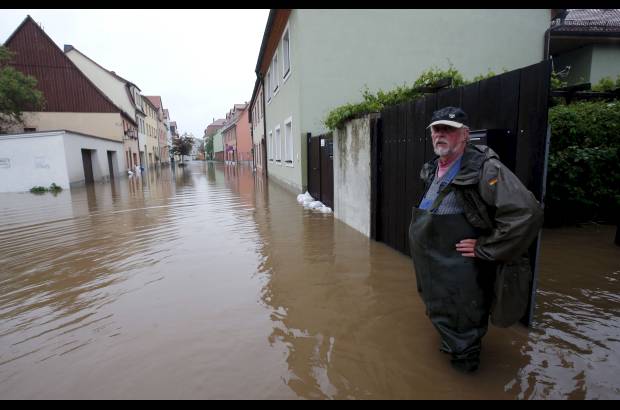 Reuters - Un residente y su propiedad inundada en una calle en la ciudad de Grimma, Alemania.