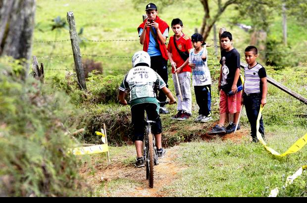 Manuel Saldarriaga - Las familias del Sur del Valle de Aburr&#225; fueron los espectadores que disfrutaron con cada uno de los saltos del downhill.
