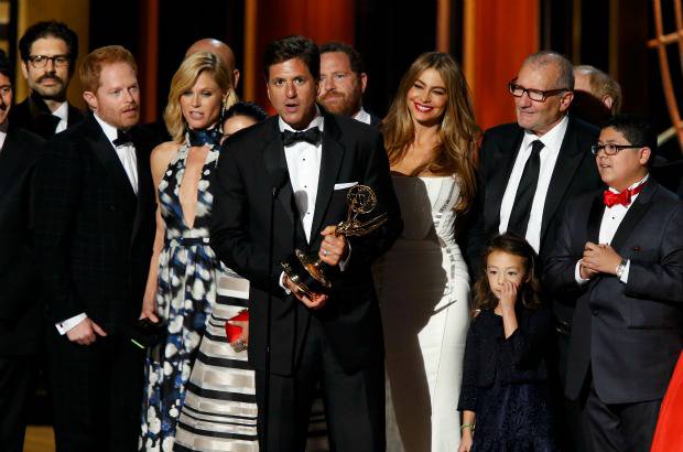 Reuters - En comedia todos los pronósticos presagiaban que se viviría el fin de un ciclo y que "Orange Is The New Black" arrebataría el título de mejor serie a "Modern Family", pero el veterano programa de la colombiana Sofía Vergara volvió a llevarse el Emmy por quinto año consecutivo e igualó así el récord de "Fraiser".