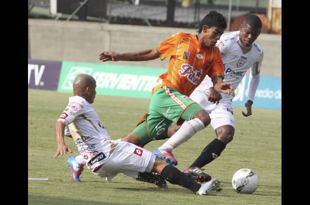 R&#243;binson S&#225;enz - En el inicio al Envigado le cost&#243; descifrar el esquema que plante&#243; el t&#233;cnico Mario Vanemerak.