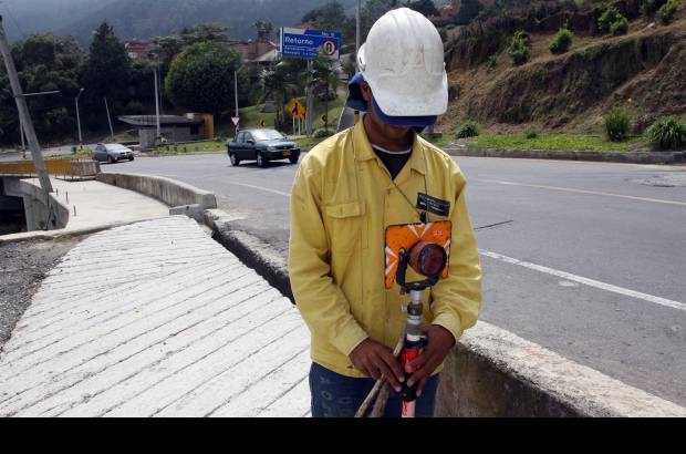 Manuel Saldarriaga - Kil&#243;metro 11,8. Hundimientos de la calzada tras pasar el CAI Las Palmas, en l&#237;mites entre Medell&#237;n y Envigado.