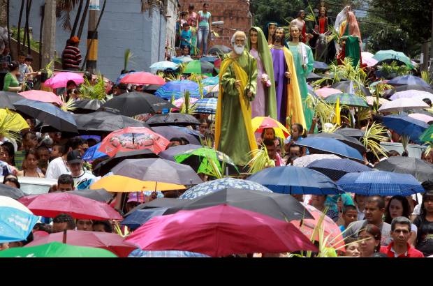 Foto Jaime Pérez - La lluvia no fue un impedimento para ir a la procesión de ramos en Medellín.