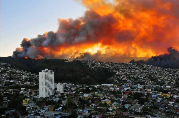 AFP - La ciudad de Valparaiso, Chile, sufre uno de los mayores incendios registrados desde 1953.