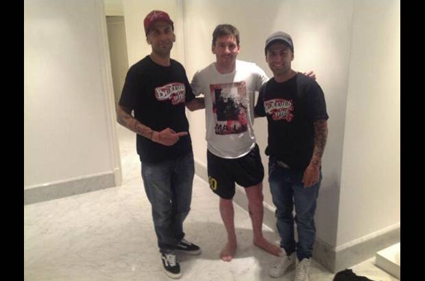 FOTO CORTES&#205;A - Lionel Messi le rindi&#243; homenaje a su hijo Thiago, quien naci&#243; el pasado mes de noviembre. En su pierna izquierda, el astro del f&#250;tbol, se tatu&#243; el nombre y la silueta de las dos manos del peque&#241;o Thiago.