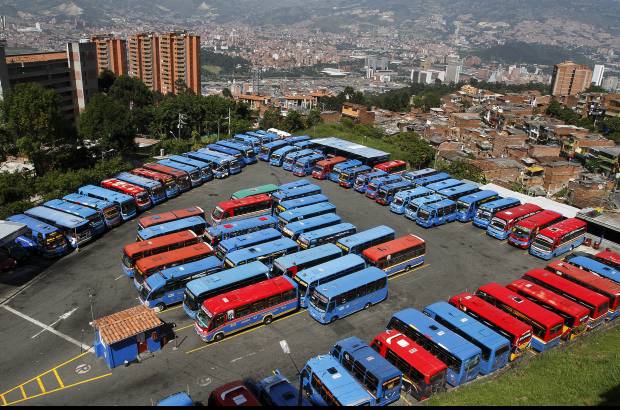 Foto R&#243;binson S&#225;enz - Cerca de 220 buses que cubren varias de las rutas del sector de Robledo se sumaron este lunes a la jornada de paro que adelantan los transportadores en la capital antioque&#241;a.