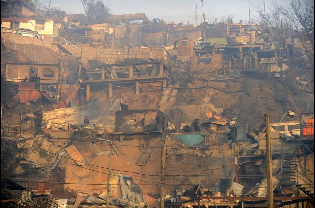 AFP - Bomberos, polic&#237;as uniformados y personal de la Corporaci&#243;n Forestal tratan de controlar el incendio.