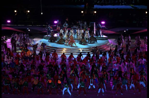 Reuters - La barranquillera abri&#243; la ceremonia art&#237;stica a los acordes de su pegajosa canci&#243;n, acompa&#241;ada por decenas de bailarines vestidos con ropa tradicional africana.
