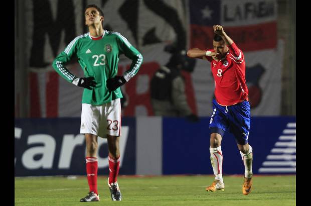 Reuters - Chile selló la victoria con un magnífico cabezazo de Arturo Vidal en un tiro de esquina de Matías Fernández.