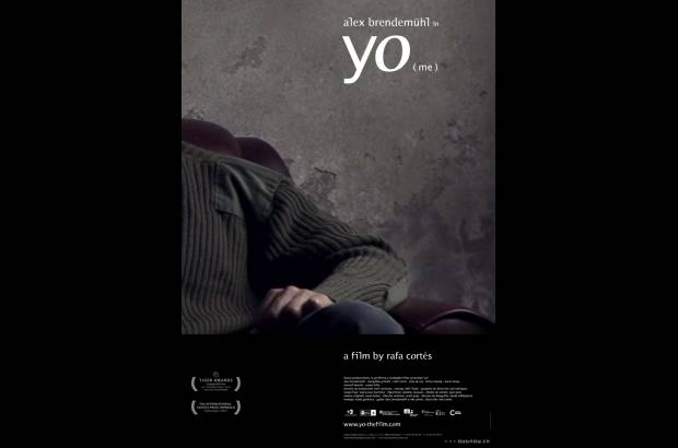 Yo - Director: Rafael Cortés. Sinopsis: Un trabajor alemán, en un pueblo de Mallorca, debe enfrentar sospechas que no son verbalizadas, pero que le atormentan. Trata, sin embargo, de demostrar una inocencia que a la hora de la verdad sólo él cuestiona.