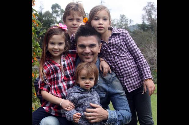 Julio César Herrera - Juanes está feliz con su familia. En la foto con sus hijos Luna (atrás a la derecha), Paloma, sobre su pierna y el pequeño Dante "que simboliza la presencia de mi padre", así como un sobrino (atras).