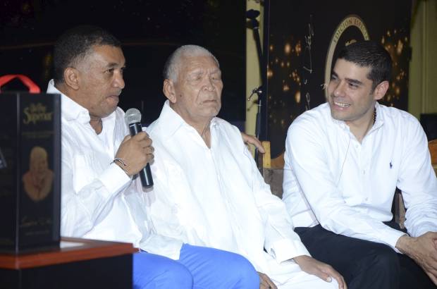 - El maestro fue el centro de atenci&#243;n durante el lanzamiento del Old Parr en su homenaje.