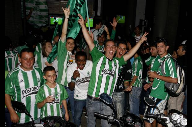 Esteban Vanegas - Los hinchas celebraron pese a la derrota, están confiados en remontar el 2-1 en contra y dar la vuelta olímpica en el Atanasio Girardot. En el sector de Obelisco se concentró gran cantidad de público.