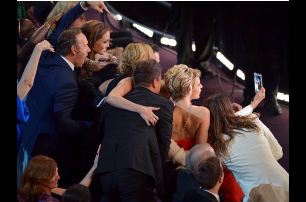 AP - El momento en que los actores se toman la selfie del a&#241;o. Ellen Degeneres ret&#243; a la audiencia para que fuera la foto m&#225;s retuiteada de la historia.