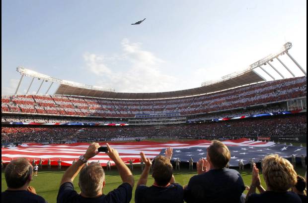 Reuters - El patriotismo norteamericano presente en la previa del juego.