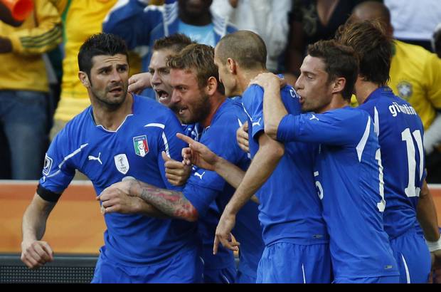 Reuters - En un soleado día en Nelspruit, Italia luchó por anotar el segundo tanto, pero nunca se le vio convincente sobre el campo de juego.