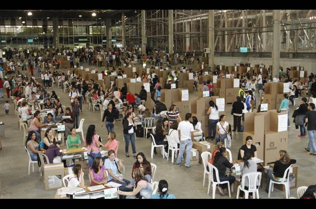 Donaldo Zuluaga - En el Palacio de Exposiciones, las mujeres ejercieron su derecho al voto en las diferentes mesas que estuvieron dispuestas para las elecciones al Senado, C&#225;mara y Parlamento Andino.