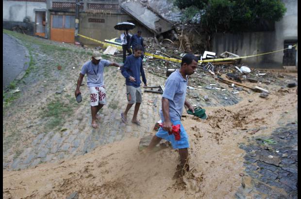 AP - El alcalde de Río, Eduardo Paes, lamentó que en Jacarepaguá, un enorme barrio popular en el oeste de Río de Janeiro, se produjo un "deslizamiento monstruoso" que provocó gran parte de las víctimas de la tragedia. Alertó que la ciudad continúa en alerta máxima por posibles nuevos aludes.