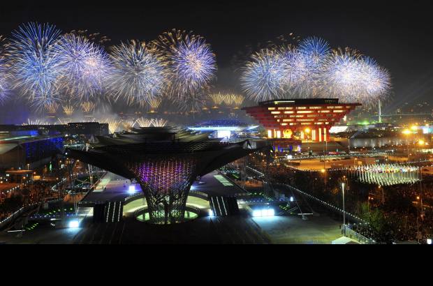 AP - Un imponente espectáculo de fuegos pirotécnicos dio por abierta la Exposición.
