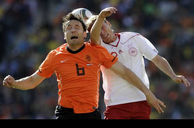 AP - Espeso en el mediocampo, los dirigidos por Bert Van Marwijk tal vez acusaron el vértigo que aporta el extremo Arjen Robben, quien vio el partido desde el banco de suplentes debido a que se recupera de una dolencia en la corva.