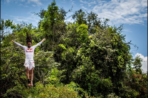 FOTO CORTESIA - COLPRENSA - Adem&#225;s de ejecutar sus mejores saltos, Orlando intercambi&#243; costumbres, comparti&#243; experiencias, disfrut&#243; del paisaje y vivi&#243; las maravillas de este hermoso lugar, l&#237;nea imaginaria que divide a estos tres pa&#237;ses latinoamericanos.