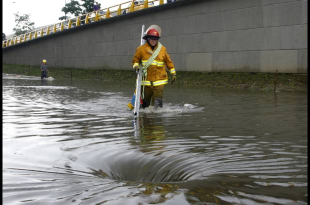 Esteban Vanegas - Los sectores de La Alpujarra y el deprimido de la calle San Juan se llenaron de agua.