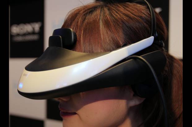 AP - Spiderman salta desde lo alto de un edificio y se columpia hacia ti tan cerca que casi puedes tocarlo: en el trabajo, en un tren, en un autom&#243;vil o all&#237; donde est&#233;s.