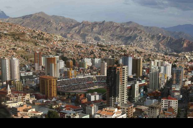 AP - Panor&#225;mica del estadio Hernando Siles y de La Paz, donde se jug&#243; el compromiso ante m&#225;s de 20.000 espectadores.