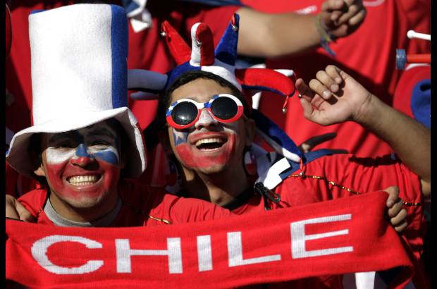 AP - Cualquier pinta es buena para apoyar a cada país.