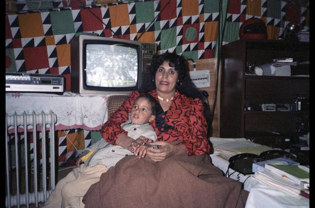 Reuters - Sofiya Gadafi, esposa del l&#237;der libio Muamar el Gadafi, posa con uno de sus hijos en su tienda beduina en el barrio de Bab El-Assaria cuarteles en las afueras de Tr&#237;poli, imagen del 12 de enero 1986.