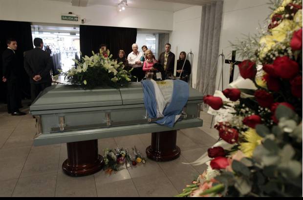 Reuters - Silvia Pousa, viuda de Cabral, decidi&#243; que el cad&#225;ver de su marido sea velado en un peque&#241;o teatro de Buenos Aires para luego ser incinerado, como deseaba el artista.