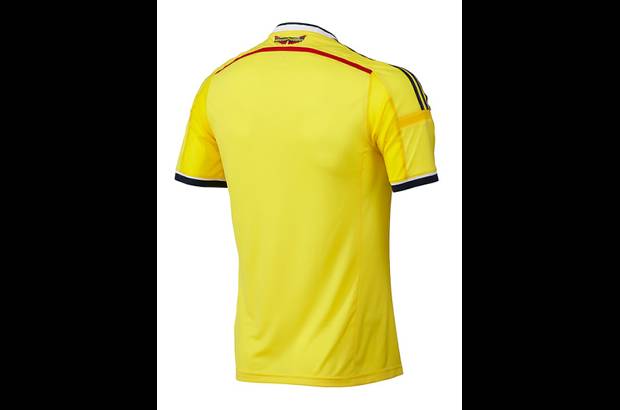 Colprensa - El rojo est&#225; presente mediante una l&#237;nea horizontal al reverso de la camiseta, elemento com&#250;n en todas las camisetas adidas de federaciones presentes en el Mundial 2014 y cuyo significado es la conexi&#243;n de todos estos equipos y pa&#237;ses con el torneo m&#225;s importante del mundo.