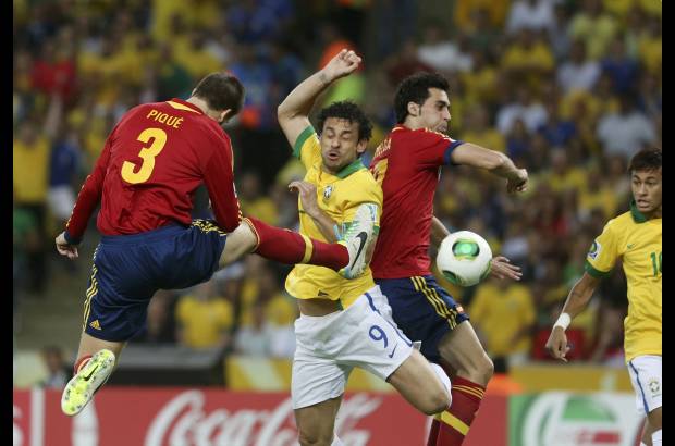 Reuters - El defensa espa&#241;ol Gerard Piqu&#233; recibi&#243; tarjeta roja por una fuerte falta contra Neymar.