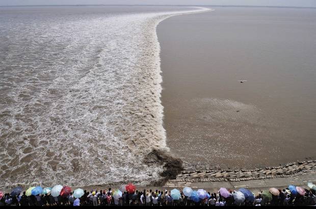 Reuters - Cientos de turistas vieron como la marea alta pasó a centímetros de la orilla del río Qiantang en Haining, provincia de Zhejiang, China.