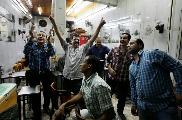 AP - Egipcios celebran en una casa de t&#233; el anuncio del ministro de Defensa, general Abdel-Fattah el-Sissi en el distrito de Zamalek, de El Cairo. A trav&#233;s de twitter, Mohammed Morsi calific&#243; este hecho como un golpe de estado.