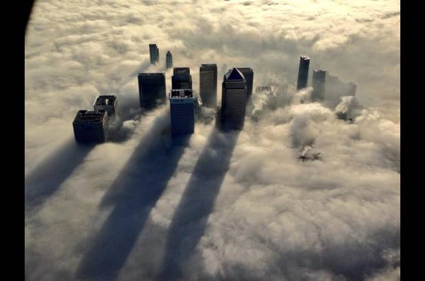 Reuters - Fotograf&#237;a tomada desde un helicoptero de la Polic&#237;a Metropolitana de Londres sobre el distrito financiero de Canary Wharf.