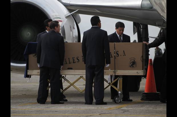 Reuters - Los restos mortales del cantautor argentino Facundo Cabral, asesinado el pasado s&#225;bado en Guatemala, llegaron este martes al sector militar del aeropuerto Jorge Newbery de Buenos Aires en un avi&#243;n de la Fuerza A&#233;rea de M&#233;xico.