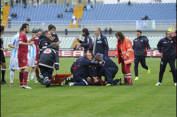 Foto AP - Seg&#250;n informaron fuentes hospitalarias, el jugador falleci&#243; en el Hospital Civil Santo Spirito de la ciudad de Pescara (centro de Italia), adonde hab&#237;a sido trasladado en ambulancia.