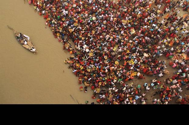 Reuters - Cientos de devotos hindúes se reunieron para adorar al dios del Sol en las orillas del río Ganges. Le piden el mejoramiento de su familia y la sociedad.