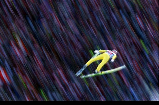 Reuters - En la ciudad de Innsbruck, Austria, se realizó la tercera edición del torneo de salto de esquí.