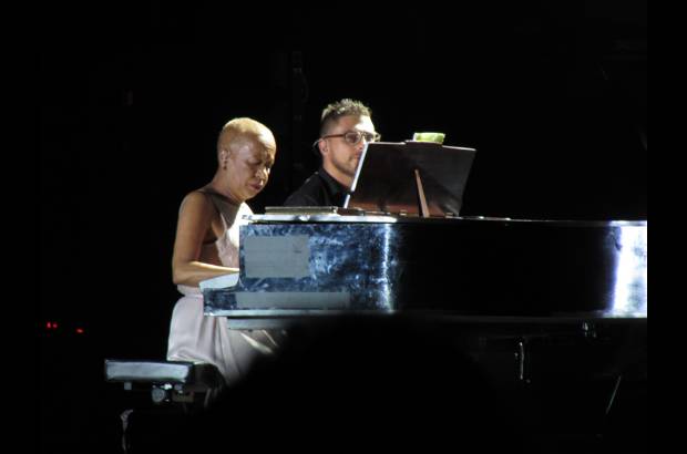 Claudia Arango Holgu&#237;n - Teresita G&#243;mez toc&#243; el piano para acompa&#241;ar a Vives en La foto de los dos.