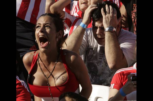 Reuters - La modelo Larissa Riquelme, que ha animado todos los partidos de la Albirroja subida a una tarima y hab&#237;a prometido desnudarse si los de Gerardo Martino apeaban a los de Vicente del Bosque.