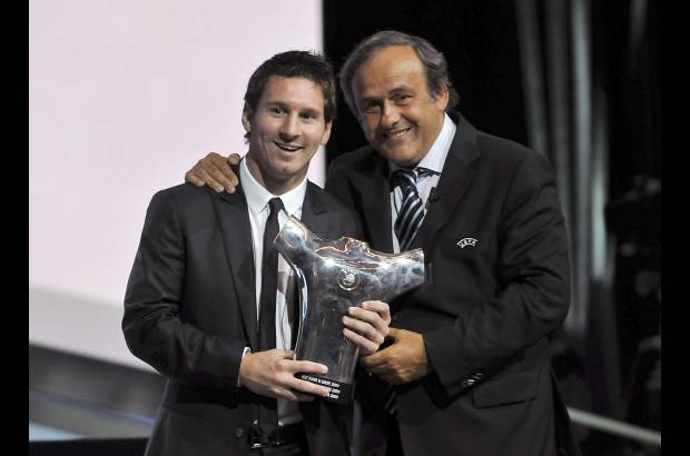 Reuters - La Uefa le otorgó el premio al argentino por encima de su compañero de equipo Xavi Hernández y del atacante portugués, Cristiano Ronaldo, por su destacada actuación en la pasada Liga de Campeones. En la imagen aparece con el presidente de la Uefa, Michel Platini. El rosarino fue elegido tras la votación que hicieron 53 periodistas europeos.
