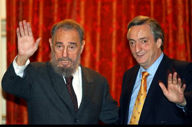 AP - Los entonces presidentes N&#233;stor Kirchner y Fidel Castro en una reuni&#243;n en la Casa Rosada, el 26 de mayo de 2003.