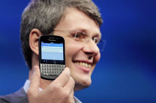 AP - BlackBerry tambi&#233;n lanz&#243; el tel&#233;fono inteligente Q10, el cual mantiene el teclado cl&#225;sico pero incluye tambi&#233;n una pantalla t&#225;ctil m&#225;s reducida.