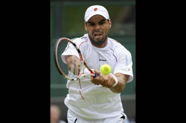 Reuters - Falla, sin preclasificación en este torneo de Grand Slam, abrió inesperadamente el partido imponiéndose en el primer parcial por 7-5 y aumentó la ventaja en el segundo con 6-4.