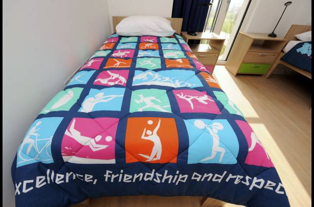 Reuters - Los apartamentos fueron amoblados con cerca de 16 mil camas individuales y 11 mil sof&#225;s. La idea era crear un espacio agradable para quienes lo van a usar.