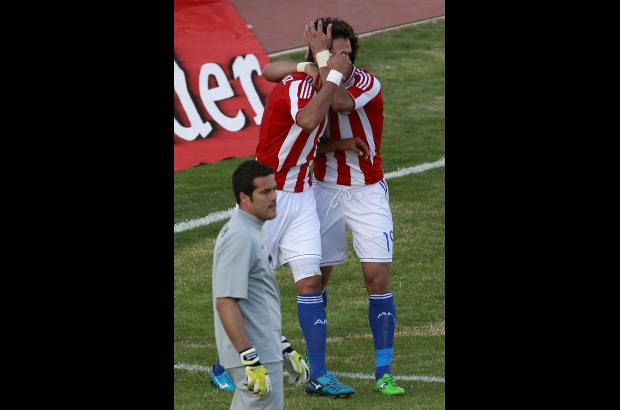 Reuters - El empuje paraguayo pudo m&#225;s que el juego pulido brasile&#241;o en el complemento, en que Estigarribia le sirvi&#243; un bal&#243;n a Santa Cruz, que se col&#243; entre los dos centrales y anot&#243; desde cerca. Fue su gol n&#250;mero 25 y alcanz&#243; a Jos&#233; Saturnino Cardozo, que lideraba la tabla hist&#243;rica de Paraguay.
