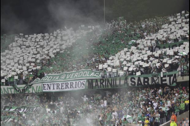Hernán Vanegas - Ni la fría noche y el agua pudieron apagar la fiesta en el Atanasio Girardot.